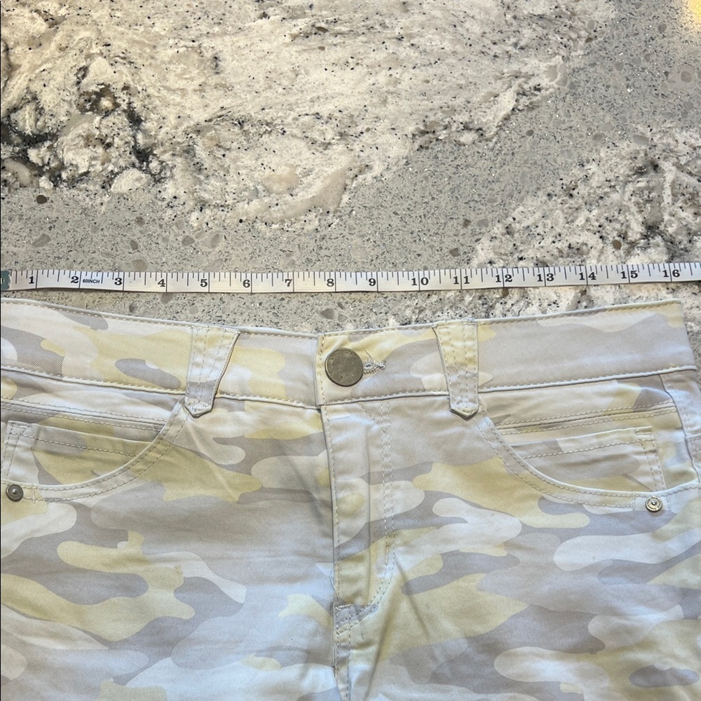 Democracy Light Yellow Camo Cropped Jeans Size 10 - Picture 8 of 9